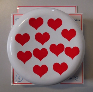 Magnet Round 10.5 cm, White with Red Hearts